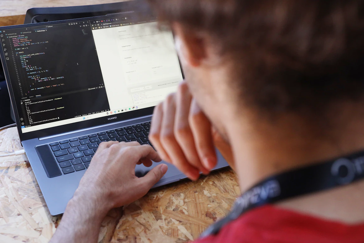 Développeur devant un ordinateur portable affichant du code
